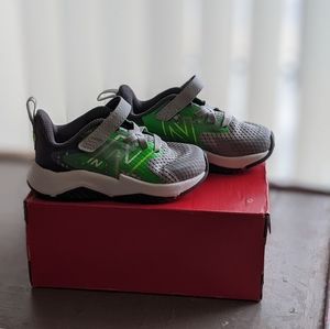 New balance kid's v6 hook and loop, extra wide size